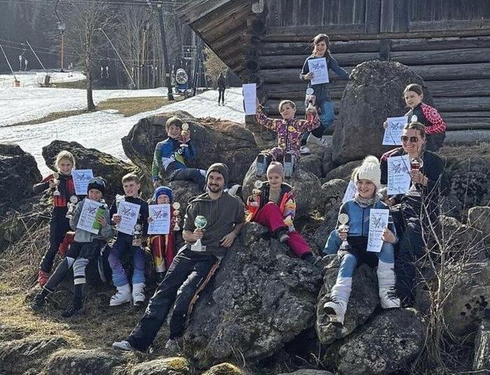 Stolz mit ihren Urkunden und Pokalen haben sich Peitings beste Skifahrer zum Gruppenfoto versammelt. © SC/WSV